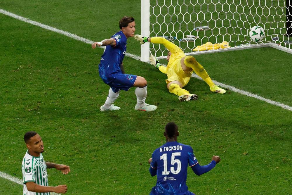 输掉国家德比后，河床球员萨拉斯用拳击打场内拍照的一名人员